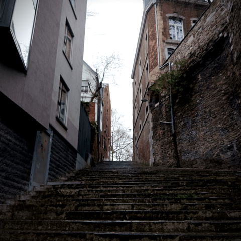 une perspective sur des escaliers au coeur de la ville de Liège