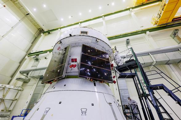 Artemis_II_Orion_Solar_Array_Wings_Installed_(jsc2025e016300).jpg