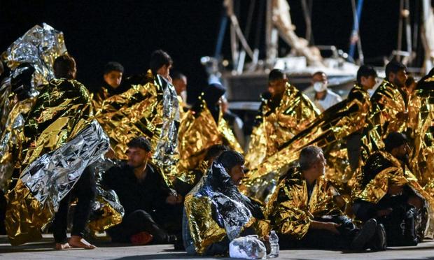 Un grupo de migrantes llega al puerto de Roccella (Italia), tras ser rescatados por sus servicios de emergencia, el 29 de septiembre de 2024. (Valeria Ferraro / SOPA Images / LightRocket via Getty Images)