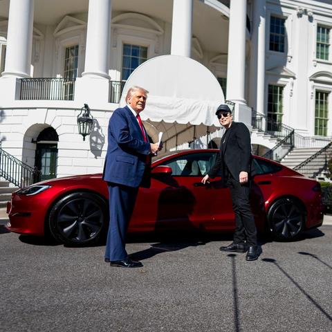 Trump y Musk junto a un Tesla frente a la Casa Blanca