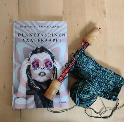 Planetaarinen vaatekaappi (book cover/kansi) + knitting/neule