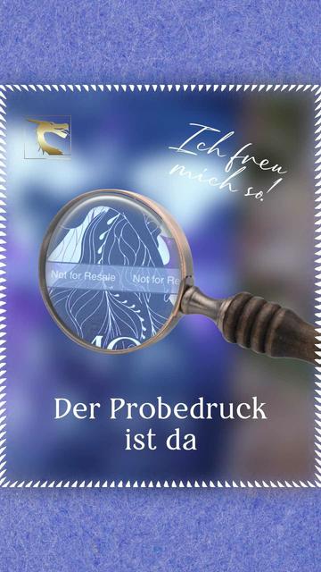 Eine Lupe, die den Ausschnitt eines Buchcovers mit der Aufschrift »Not for resale« vor sonst unscharfem Hintergrund zeigt. Beschriftung: »Ich freu mich so! Das Probeexemplar ist da.«