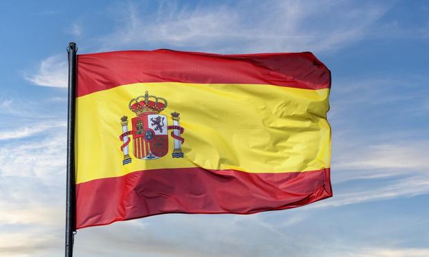 Bandera de España ondeando sobre un cielo al atardecer. (@ Jose Antonio Bernat Bacete)