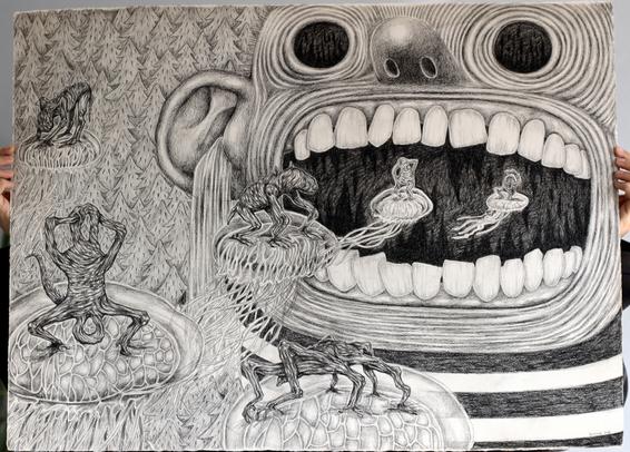 Photo plus recentrée sur le dessin, format paysage. Il est réalisé à la pierre noire (comme du crayon en plus foncé). Sur toute la moitié droite, on voit le visage d'un personnage la bouche ouverte. Ses yeux sont entièrement noirs et cernés, sa bouche ouverte laisse voir ses dents et l'obscurité au fond est parcouru de flammes noires. On peut voir des créatures à dos de méduses entrer dans sa bouche. De l'eau s'écoule de son oreille, iel porte un haut rayé. Sur la partie gauche il y'a des créatures étranges à plusieurs membres qui semblent se contorsionner sur le dos de méduses. Dans le fond, on distingue une forêt de sapins.