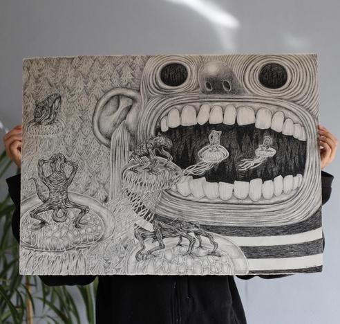 Photo d'un dessin très grand présenté par une personne dont on ne voit que les mains et le bas du buste, le reste est caché par le dessin.