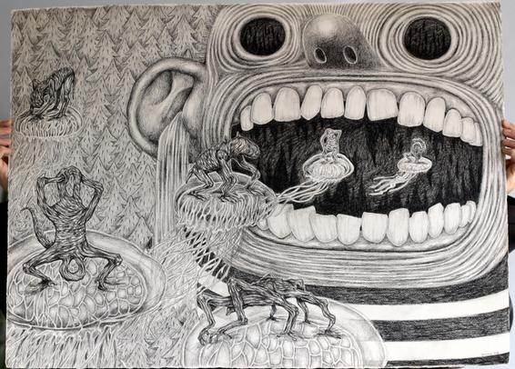 Photo plus recentrée sur le dessin, format paysage. Il est réalisé à la pierre noire (comme du crayon en plus foncé). Sur toute la moitié droite, on voit le visage d'un personnage la bouche ouverte. Ses yeux sont entièrement noirs et cernés, sa bouche ouverte laisse voir ses dents et l'obscurité au fond est parcouru de flammes noires. On peut voir des créatures à dos de méduses entrer dans sa bouche. De l'eau s'écoule de son oreille, iels porte un haut rayé. Sur la partie gauche il y a des créatures étranges à plusieurs membres qui semblent se contorsionner sur le dos de méduses. Dans le fond, on distingue une forêt de sapins.