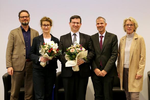 auf dem Foto (v.li.): Stellvertretender Senatsvorsitzender Prof. Thomas Bedorf, neu gewählte Prorektorin Prof. Claudia de Witt, neu gewählter Prorektor Prof. Osman Isfen, Rektor Prof. Stefan Stürmer und Hochschulratsvorsitzende Christiane Schönefeld