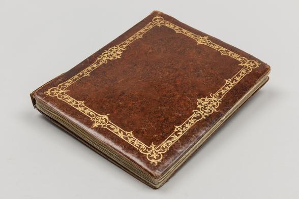 Gästebuch, zugeschlagen, brauner Einband mit goldenen Ornamenten
