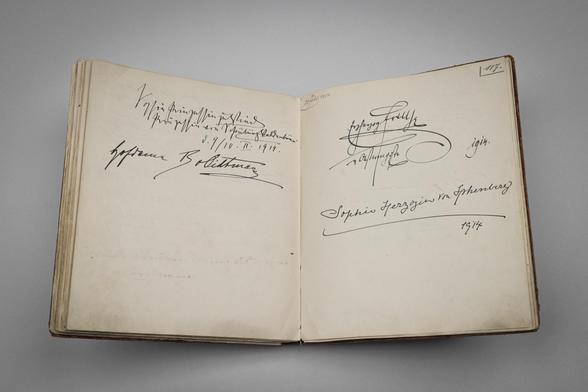 Aufgeschlagenes Gästebuch, Unterschriften, mit Tinte geschrieben