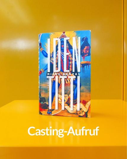 Der Identitti Roman steht aufrecht auf einer gelben Fläche. Darunter steht "Casting-Aufruf".