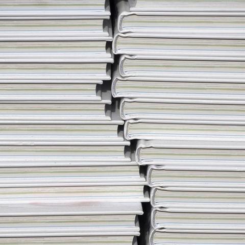 Unterseite von Büchern mit weißen Einbänden und weißem Papier