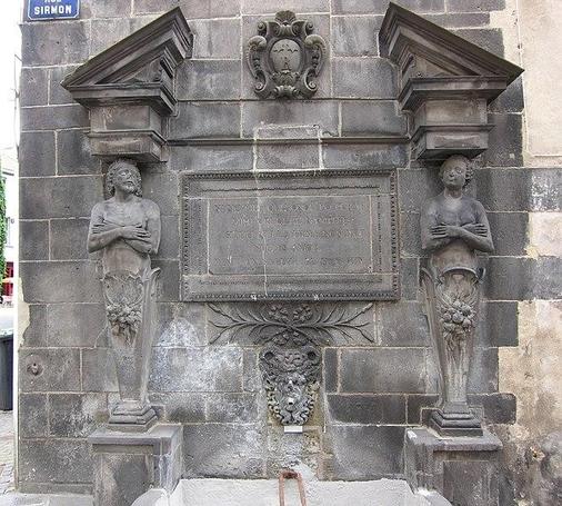 Fontaine dite d'Adam et Eve à #Riom (#PuyDeDôme) Fontaine du XVIIe siècle adossée au mur d'une maison, composée de deux cariatides figurant l'un un torse d'homme nu, l'autre un torse de femme nue. Ces personnag...
Suite 👉 https://monumentum.fr/monument-historique/pa00092271/riom-fontaine-dite-dadam-et-eve
#Patrimoine #MonumentHistorique
Photo CC-BY-SA 4.0 : Asavaa