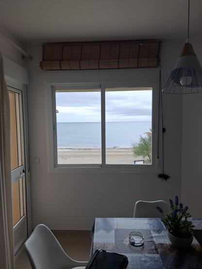 Tisch vor einem Fenster mit Meerblick