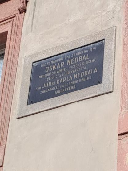 Pamětní deska hudebního skladatele Oskara Nedbala na jeho rodném domě v Táboře.