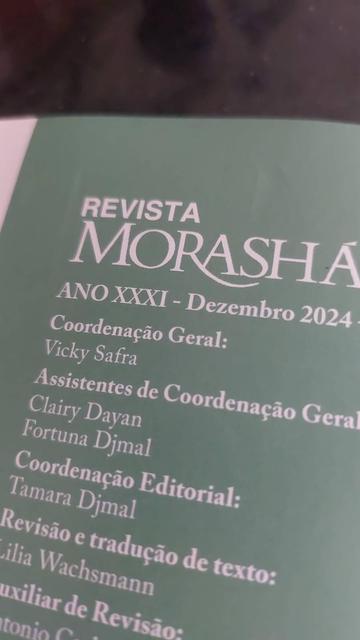 Foto do expediente da revista Morashá que mostra Vicky Safra como Coordenadora Geral da publicação.