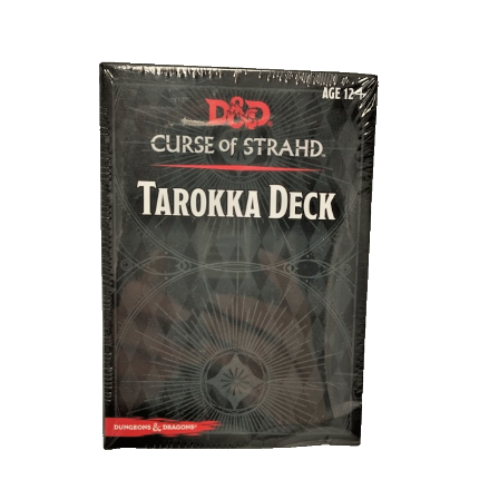 Das Bild zeigt eine versiegelte Packung des "Curse of Strahd Tarokka Decks" für Dungeons & Dragons. Die Verpackung ist schwarz und trägt den D&D-Logotyp, den Titel "Curse of Strahd" und den Namen "Tarokka Deck" in weißer Schrift. Das empfohlene Alter für das Spiel ist 12+. Der Hintergrund der Verpackung zeigt ein Muster aus Rauten und einem stilisierten, strahlenförmigen Motiv. Das Dungeons & Dragons Logo befindet sich am unteren Rand der Verpackung.

Bereitgestellt von @altbot, generiert mit Gemini