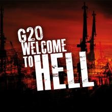 Rotes Plakat, im Hintergrund verschwommen die Kulisse von Hamburg.
Aufschrift: G20, Welcome to Hell