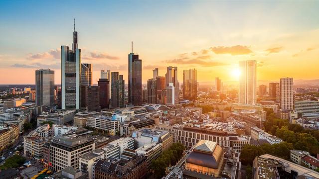 Deutschland, Hessen, Frankfurt am Main.
Blick auf Teile der City mit ihrer Skyline, im Hintergrund unsere Sonne, der sonst klare Himmel leicht bewölkt.