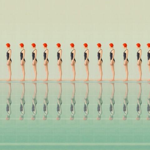 des-images-de-natation-synchronisee-dans-des-piscines-de-l-ere-sovietique-par-Maria-Svarbova-1