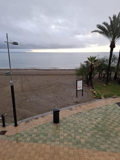 Foto of the beach in the morning, no people only water and clouds