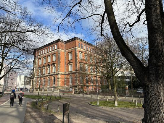 Altbau der Stabi vor blauem Himmel