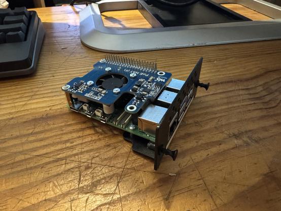 La photo montre le raspberry avec son kit Poe