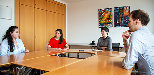 Esma Secen, Maren Hackenberg und Lennart Purucker im Interview mit der Hochschul- und Wissenschaftskommunikation der #UniFreiburg.