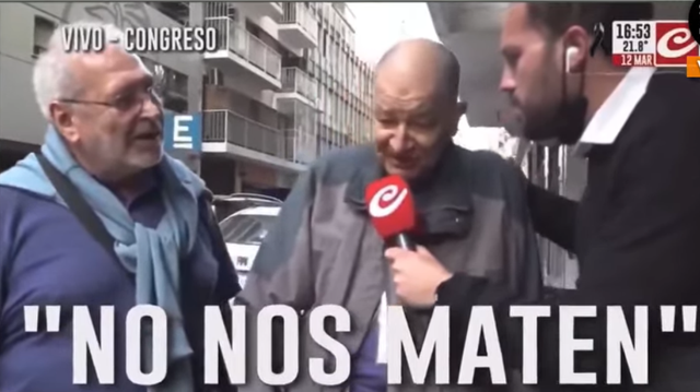 Captura de un video mostrando a un jubilado de 90 años siendo entrevistado por un periodista.