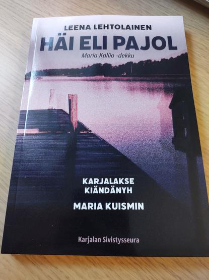 "Häi eli pajol", Maria Kallio -dekku. Karjalakse kiändänyh Maria Kuismin. Karjalan Sivistysseura. Kannessa synkänpuhuva järvimaisema, laituri.