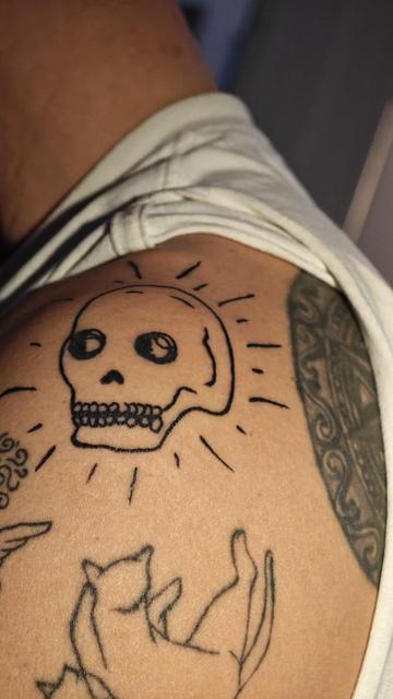 Fotografía de un tatuaje basado en el dibujo a rotulador de una calavera hecho por la artista Roberta Marrero.
---
Photograph of a tattoo based on the drawing of a skull done by the artist Roberta Marrero.