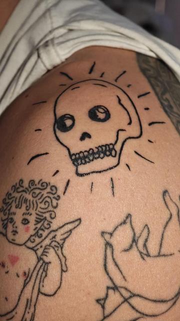 Fotografía de un tatuaje basado en el dibujo a rotulador de una calavera hecho por la artista Roberta Marrero.
---
Photograph of a tattoo based on the drawing of a skull done by the artist Roberta Marrero.