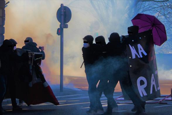 Les manifestant•es du bloc face aux lacrymos