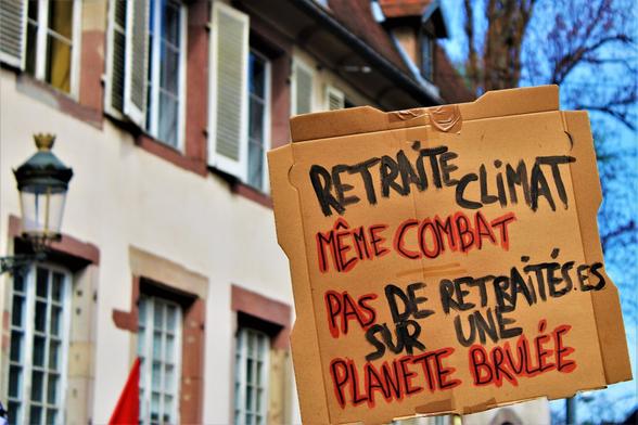 Pancarte "Retraites, climat, même combat. Pas de retraité•es sur une planète brûlée"