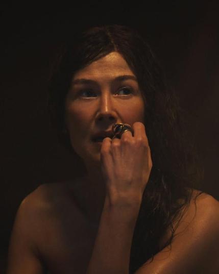 Rosamund Pike as Moiraine Sedai
(without clothes, but with her ring 😎😂)