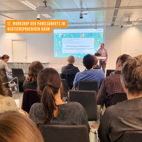 Das Bild zeigt eine Konferenzsituation mit einem Vortragenden an einem Rednerpult. Die Teilnehmenden sitzen in Reihen von Stühlen und hören aufmerksam zu. Der Präsentationsbildschirm zeigt eine Folie mit dem Titel „Auffrischung und Experimente zur Kontaktierungsstrategie in FReDA“. Oben links im Bild befindet sich ein orangefarbenes Textfeld mit der Aufschrift „17. Workshop der Panelsurveys im deutschsprachigen Raum“. Die Umgebung ist ein moderner Konferenzraum mit einer weißen Decke, Deckenlampen und einem Projektor.