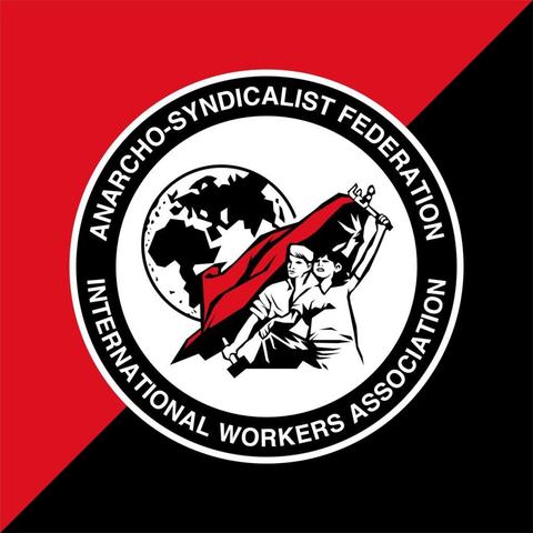 rot-schwarzer Hintergrund mit Logo der Anarcho-Syndicalist Federation (ASF-IAA) mit Graphik von zwei Arbeiter*innen, die eine rot-schwarze Fahne halten, im Hintergrund die Erdkugel