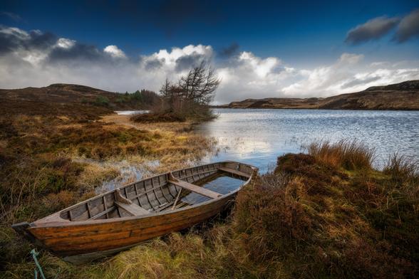Ruderboot an einem Loch in Schottland