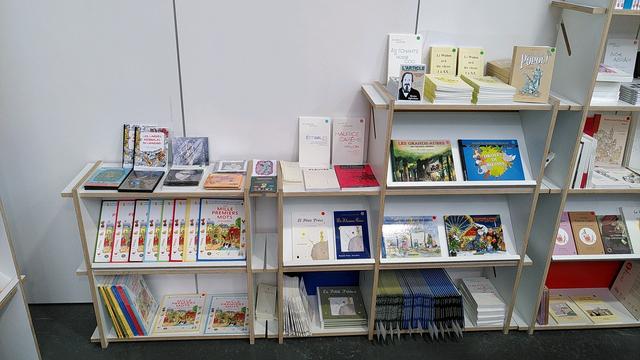 Deux étagères avec des livres jeunesse en langues régionales