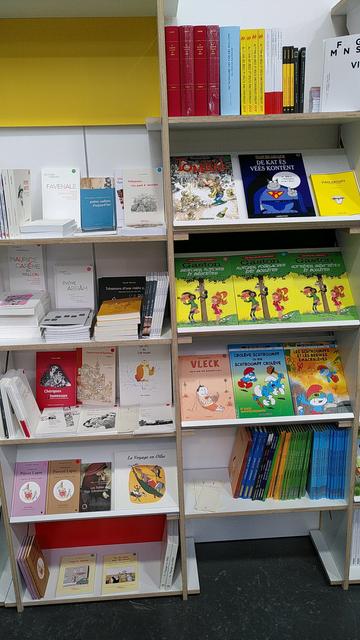 Deux étagères avec des bandes dessinées et des ouvrages de littérature générale en langues régionales