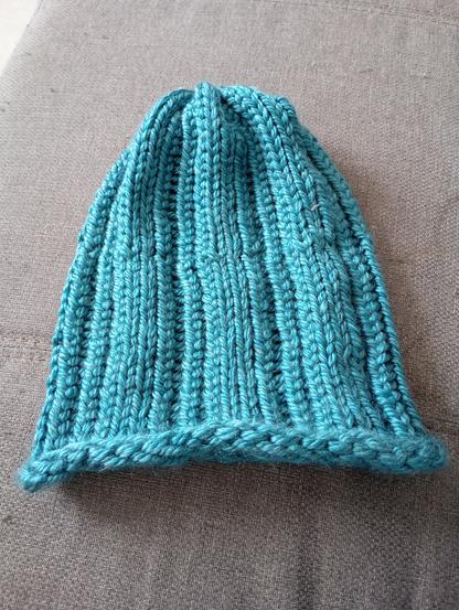 Un bonnet bleu "pétrole" terminé
