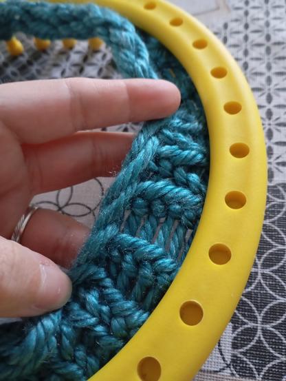 Début du tricotinage, on voit les divers points utiliser