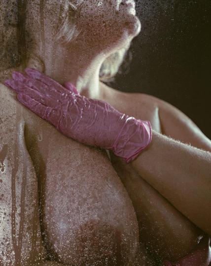 Boudoirkuvaus. Elegantti ja herkkä kuva naisesta suihkussa. Valokuvaaja Kuvaajankulma Lappeenranta