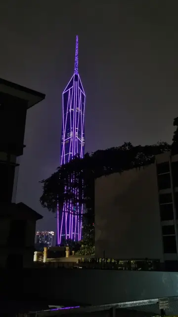 Foto: Ein in der Nacht beleuchteter Turm