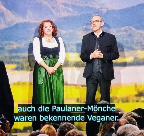 Screenshot: Luise Kinseher und Paulaner-Braumeister Uli Schindler.