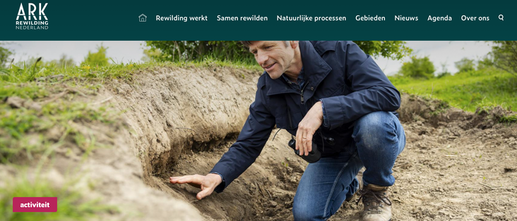 screenshot ARK site man bij zandberg , hand in aarde