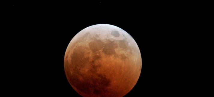 Eclipse Lunar. / Arthur Morris