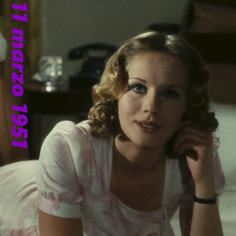 Dominique Sanda in una scena tratta da Il giardino dei Finzi Contini. Indossa un abito chiaro con motivi floreali rosa. Sullo sfondo, si intravede un telefono nero su un tavolo.
Sul lato sinistro dell'immagine, in verticale, è sovraimpresso il testo "11 marzo 1951" in colore viola.