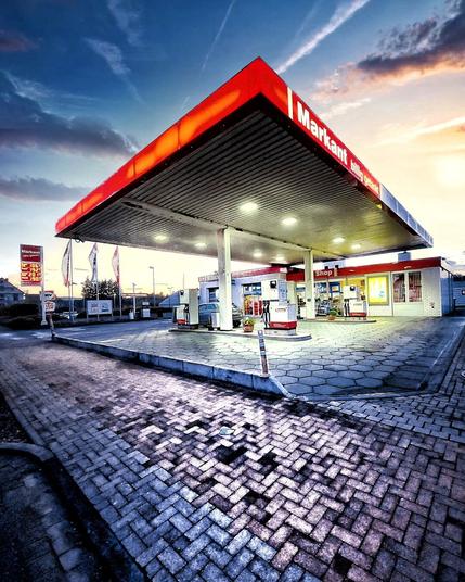 Tankstelle im Sonnenuntergang