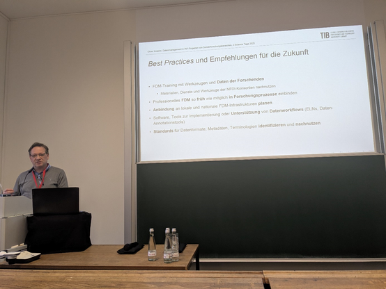 Oliver Koepler presenting his talk