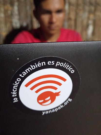 Fotografía de un sticker en una computadora que dice: lo técnico también es político yanapak.org